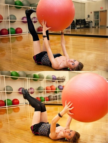Фитнес-инструкция: девочка на шаре