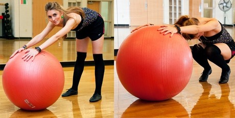 Фитнес-инструкция: девочка на шаре